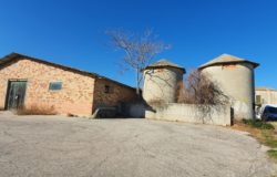 Copertura in eternit di un'azienda agricola, denunciato il proprietario