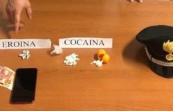 Sorpresa con 18 dosi di cocaina e 5 dosi di eroina, arrestata 22enne