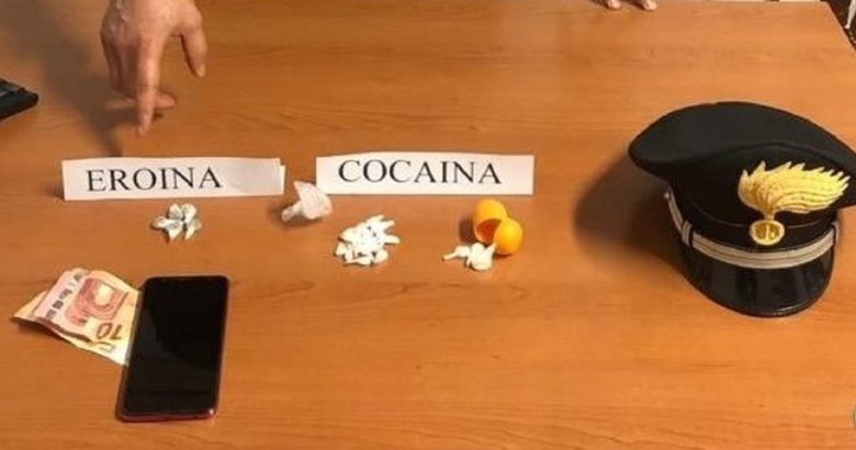 Sorpresa con 18 dosi di cocaina e 5 dosi di eroina, arrestata 22enne
