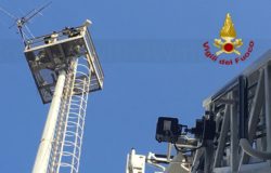 VIGILI DEL FUOCO - Rimossa antenna radar e VHF nella vecchia sede dell'Istituto nautico