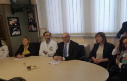 Casco refrigerante per donne in terapia oncologica
