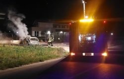 Incendiata l'auto del figlio di un ex assessore regionale, indagini in corso