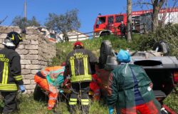 CRONACA - Si sente male in auto, finisce contro un muretto e si ribalta con l'auto morto un 73