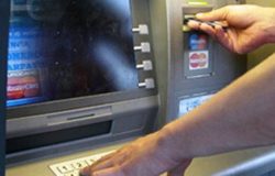 Ruba carta di credito e preleva al bancomat, inchiodato dalle immagini di videosorveglianza