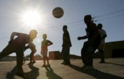 Giocano a calcio, nonostante i divieti, gruppo di giovani, “smascherati” dai Carabinieri