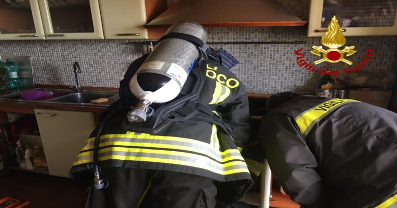 INCENDIO, fuoco, cucina, appartamento, paura, coniugi