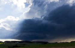 METEO - Qualche nube senza pioggia, più sole nei prossimi giorni