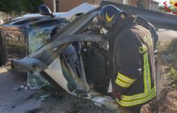 Incidente stradale, auto si ribalta, bimbe a bordo