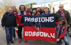 RACCOLTA FONDI - Passione rossoblù celebra i Misteri in vendita sciarpe, cartoline e annulli filatelici i cui proventi saranno destinati al volontariato