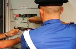 Si collega abusivamente, impianto elettrico, vicino di casa, 35enne