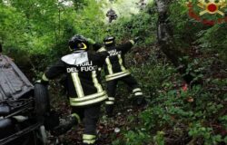 Vola, auto, strapiombo, tragedia sfiorata