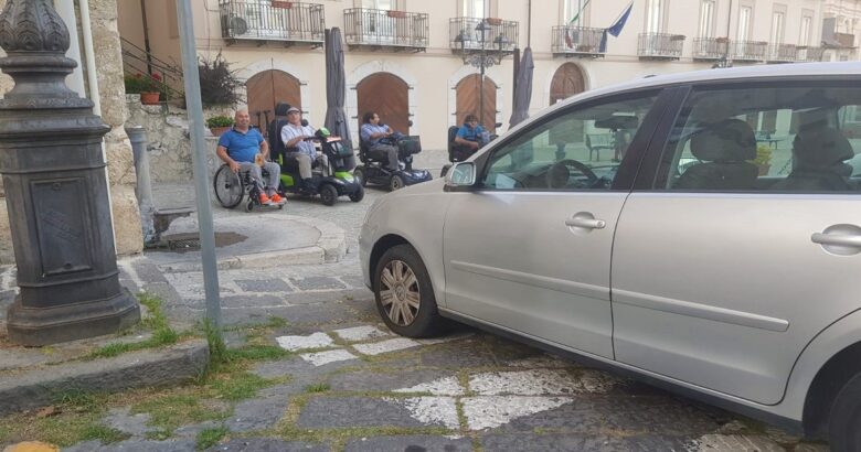 VENAFRO, Sosta selvaggia, auto, strisce pedonali, disabili