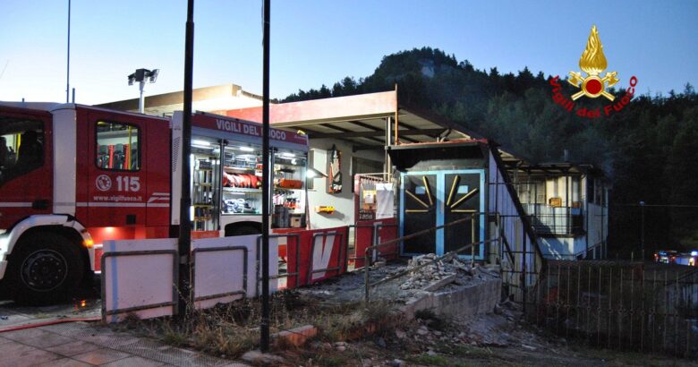 Magazzino, abbigliamento, devastato, incendio, indagini in corso