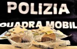 spaccio droga, arrestati, coppia di giovani, incensurati