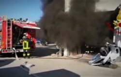 incendio fiamme carrozzeria vigili del fuoco