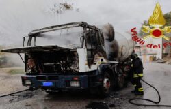 INCENDIO, fuoco, betoniera, cemento, vigili del fuoco