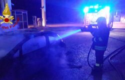 incendio, auto, fiamme, distrutta,