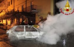 Auto in fiamme, centro abitato, Vigili del Fuoco