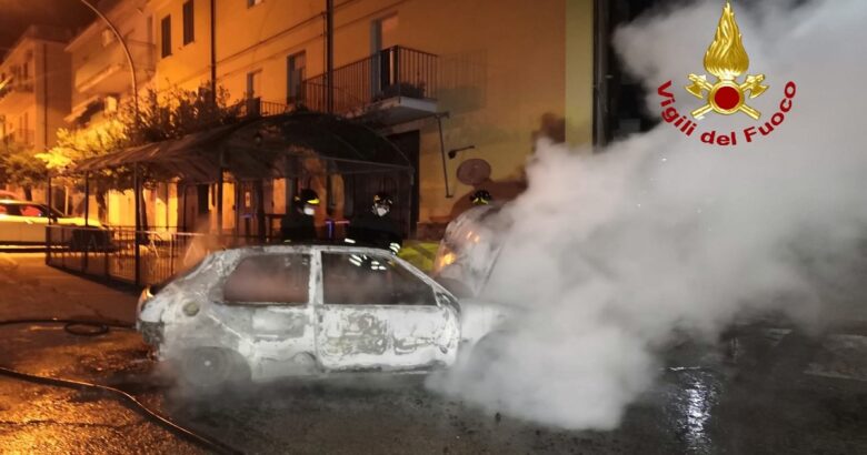 Auto in fiamme, centro abitato, Vigili del Fuoco