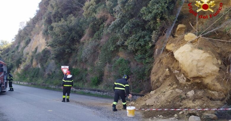 Caduta massi, strada provinciale, chiusa