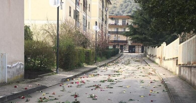 Funerale rom, Venafro, fiori, applausi, banda musicale