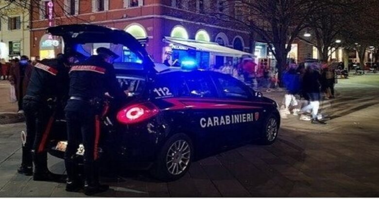 CARABINIERI, assembramento, aggrediti, bastone, arrestati, fratelli