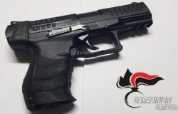 Fatti i fatti tuoi, pistola, minaccia, passante, denunciato