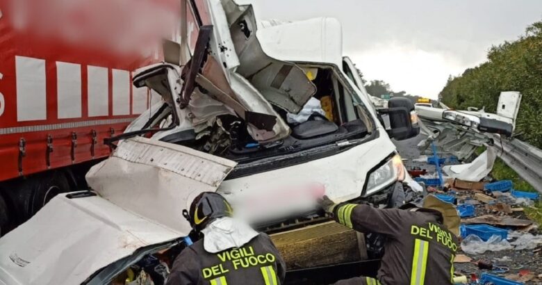 INCIDENTE, Scontro, camion, furgone, conducenti, ospedale