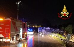 Incidente stradale, ribalta, camion, polli