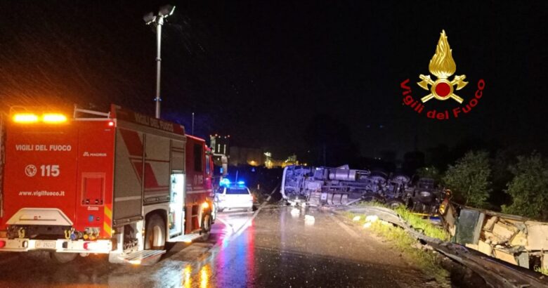 Incidente stradale, ribalta, camion, polli