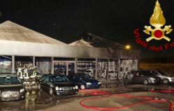 fuoco, concessionaria, auto, indagini in corso