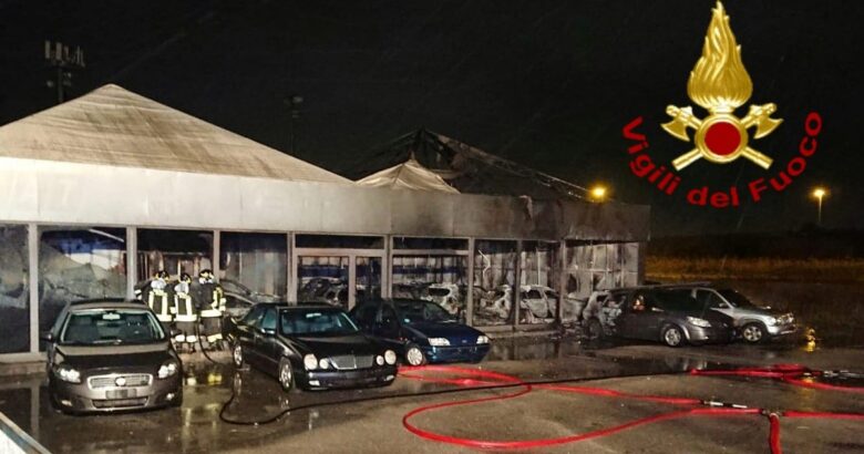 fuoco, concessionaria, auto, indagini in corso