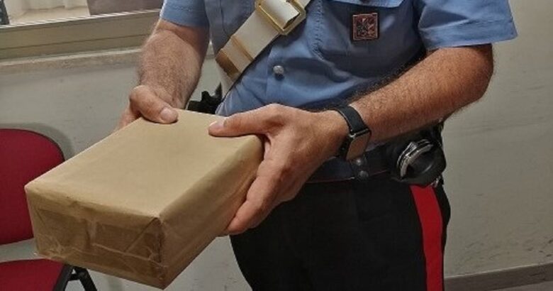 Hashish, plico da spedizione, Carabinieri