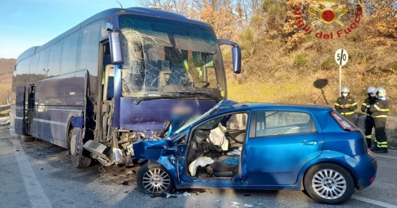 INCIDENTE, Scontro frontale, pullman, autovettura, feritI