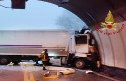 incidente, Tir, schianta, galleria, autista, ospedale