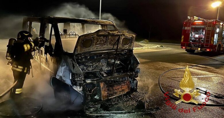 fuoco, minibus, autista, passeggeri, salvi