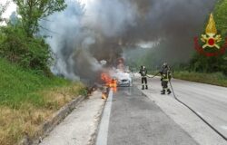 Auto, fiamme, pompieri