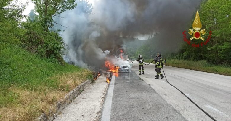 Auto, fiamme, pompieri