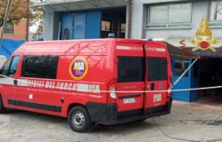 Esplode, macchinario, lavanderia, ferito