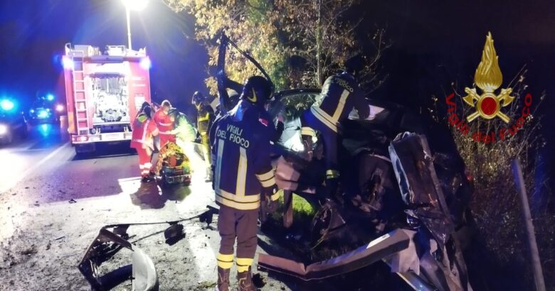 auto, ribalta, incastrato, ospedale