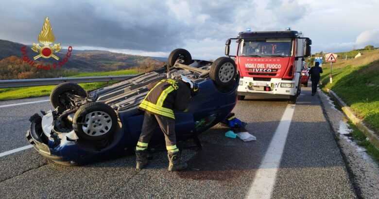 Auto si ribalta Statale, illeso, conducente