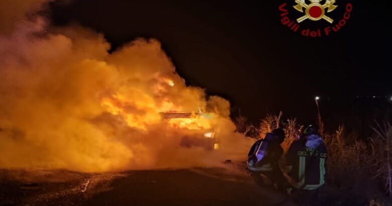 auto, fiamme, Campomarino, conducente, salvo, miracolo