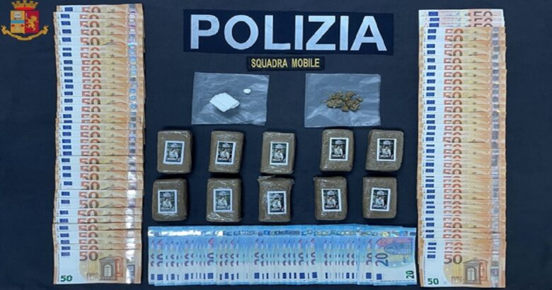 hashish, cocaina, marijuana, auto, banconote, arrestato