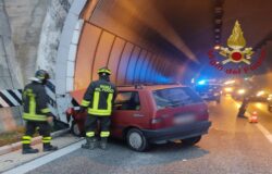 schianta, auto, galleria, tangenziale