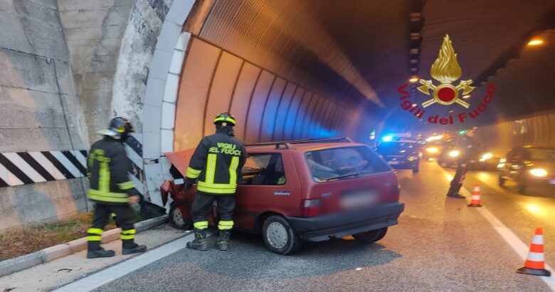 schianta, auto, galleria, tangenziale