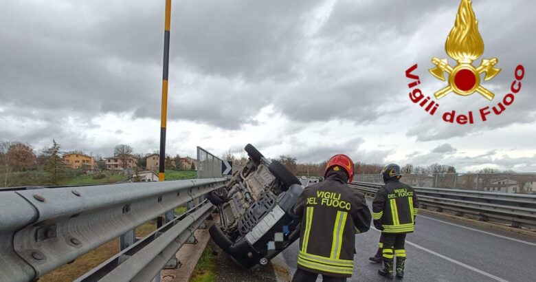 Incidente stradale, statale, auto ribaltata