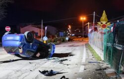 Auto, ribaltata, feriti