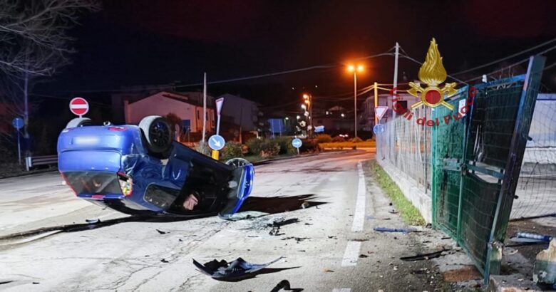 Auto, ribaltata, feriti