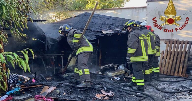 INCENDIO, fuoco, deposito, Isernia, Vigili del fuoco