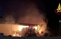 Incendio, fuoco, fiamme, rotoballe di fieno, vigili del fuoco